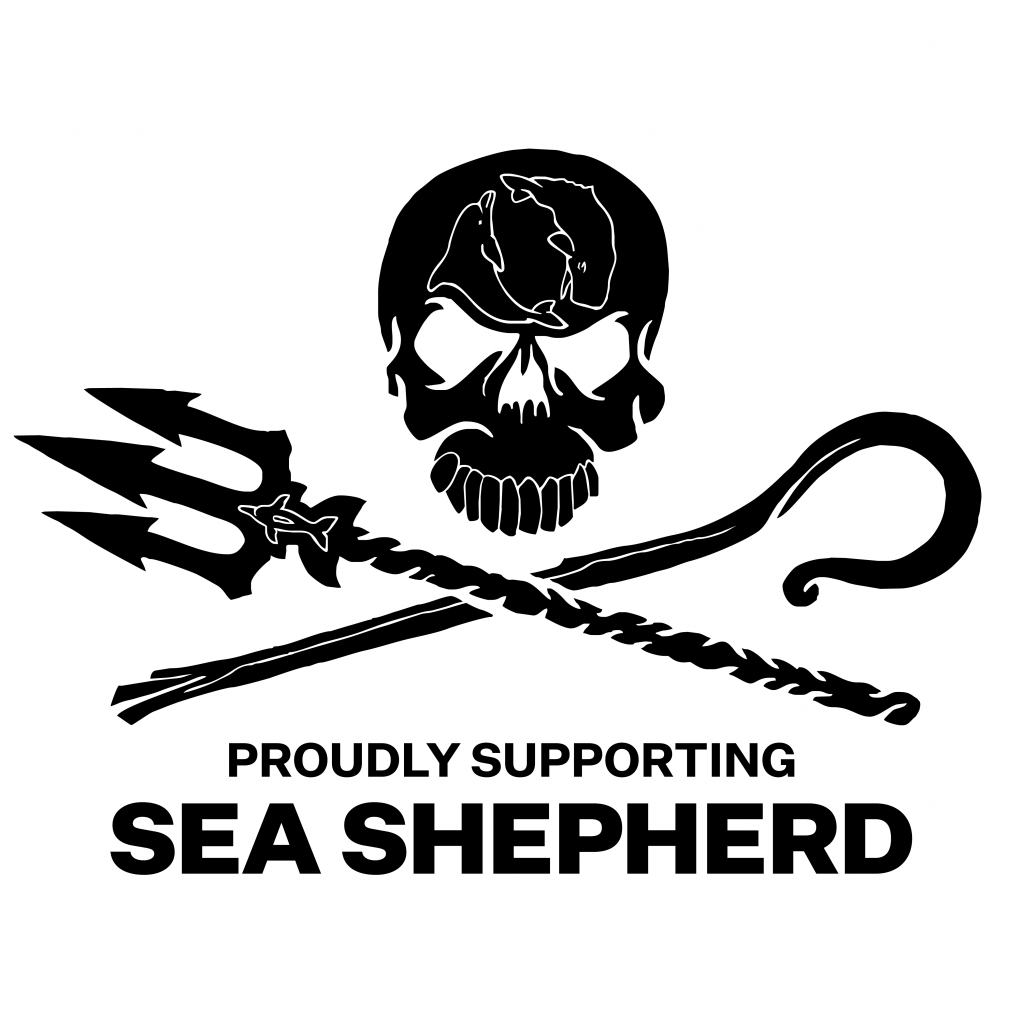 Logo der Organisation Sea Shepherd mit einem Totenkopf auf dessen Stirn ein Wal und ein Delfin sind, darunter kreuzen sich ein Dreizack und ein Stab.