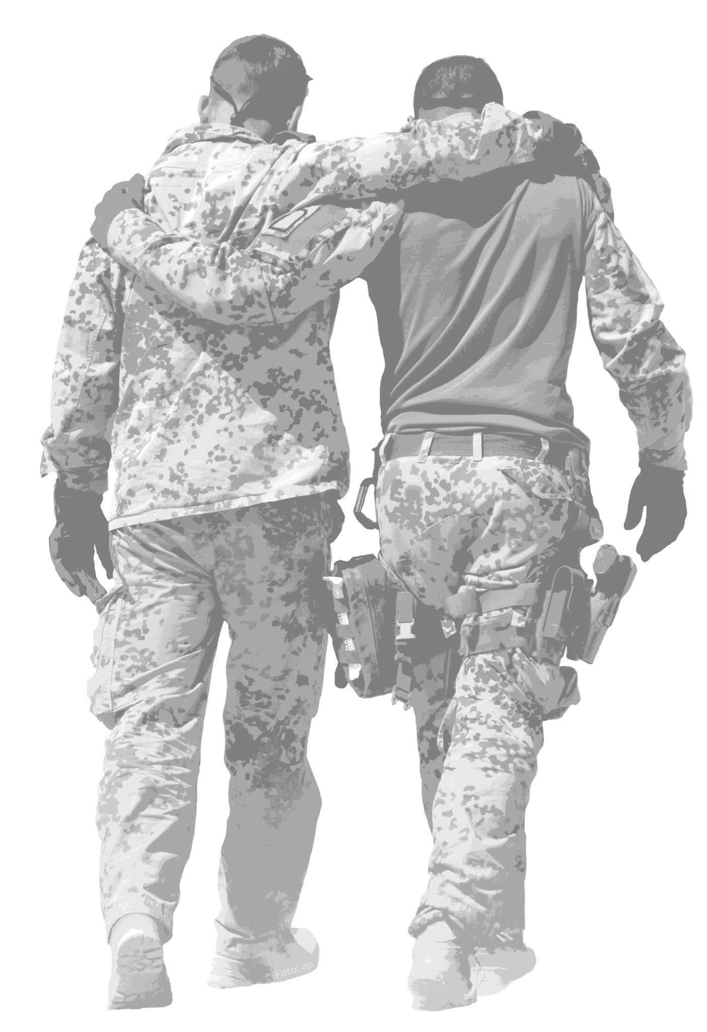 Zwei Soldaten gehen, während sie sich gegenseitig den Arm um die Schultern legen